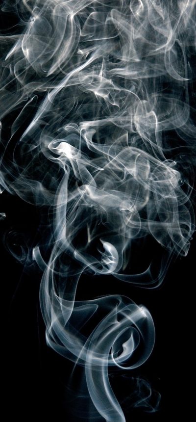 pg模拟器在线玩 App 启动界面截图，深色背景中央是橙色品牌标识，下方一行版本号文字，整体简洁克制